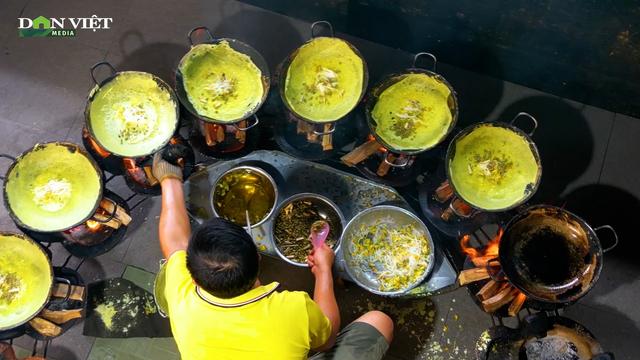 “Chùa Bánh Xèo” mỗi ngày làm hàng ngàn chiếc bánh xèo chay miễn phí, phục vụ du khách thập phương 