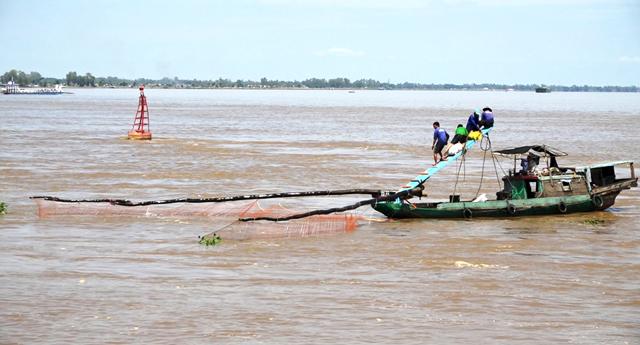 Ngư dân huyện đầu nguồn Hồng Ngự tất bật mưu sinh mùa lũ