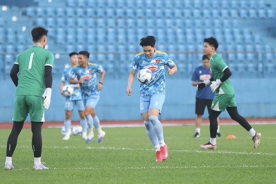 CĐV “tiếp lửa” ĐT Việt Nam đấu ĐT Nepal, NSND Trung Hiếu nói sự thật về sân khấu “chảy máu chất xám”