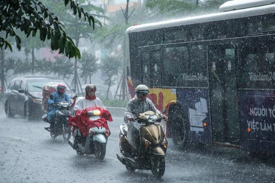 Cảnh báo mưa lớn cục bộ ở khu vực Bắc Bộ, người dân đề phòng lốc, sét, mưa đá và gió giật mạnh 