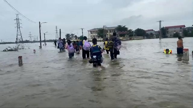 Nước sông Tích tiếp tục dâng cao, người dân xóm Bến Vôi vẫn lạc quan, ứng phó với dòng nước lũ