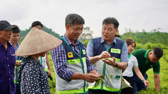 Khuyến nông quốc gia hướng dẫn kỹ thuật, giúp bà con xã Đồng Hỷ, tỉnh Thái Nguyên khôi phục sản xuất sau mưa lũ