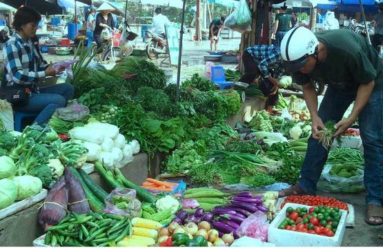 Nắng nóng, khô hạn kéo dài, giá rau quả tăng cao đột biến