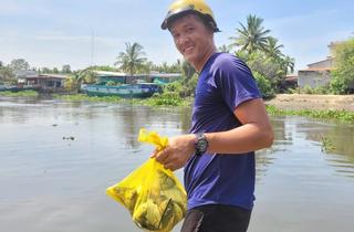 Mở cống ngăn mặn, người dân Long An tranh nhau bắt cá