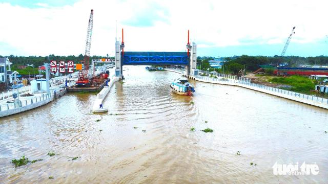 Tàu thuyền vẫn qua bình thường khi đóng cống ngăn mặn lớn thứ 2 miền Tây