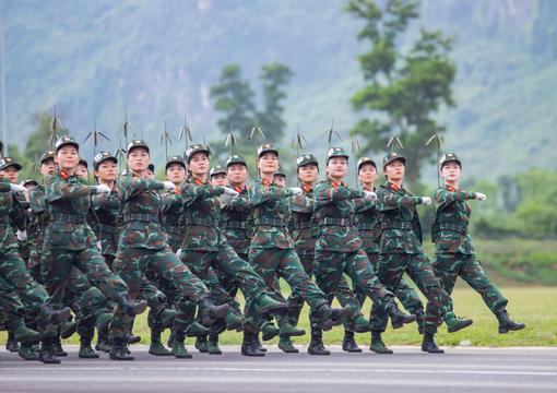 Hình ảnh khối nữ chiến sĩ quân đội hợp luyện cho Lễ kỷ niệm 80 năm Cách mạng tháng Tám và Quốc khánh 2/9