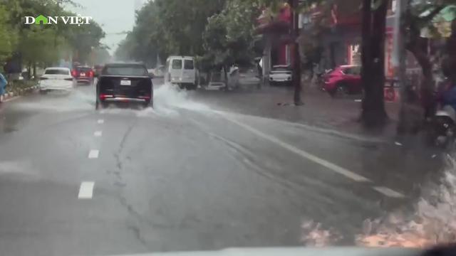 Nghệ An, Hà Tĩnh đang mưa lớn - nhiều tuyến phố ngập sâu