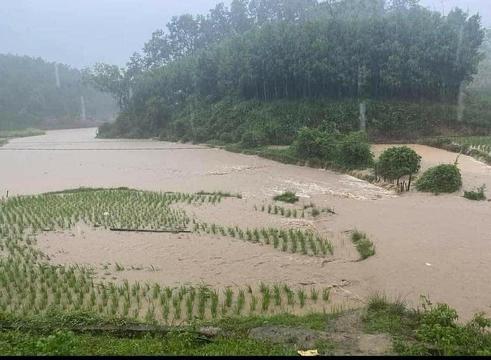 Huyện Phú Lương (Thái Nguyên) ngập tới 8 điểm, giao thông nhiều nơi chia cắt