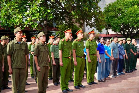 Thái Nguyên: Người dân Kha Sơn mừng rỡ khi cùng cán bộ chiến sĩ công an giải tỏa hành lang, vệ sinh môi trường