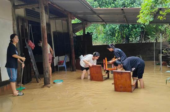 Người dân bị ảnh hưởng nặng sau do lũ ở Lào Cai dọn vệ sinh trở lại cuộc sống