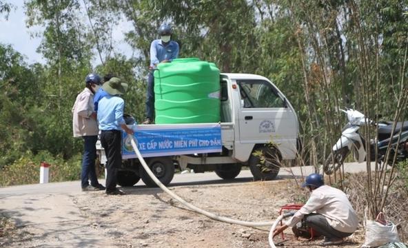 Vận chuyển nước ngọt về tận nhà cho người dân ở “điểm nóng hạn mặn”