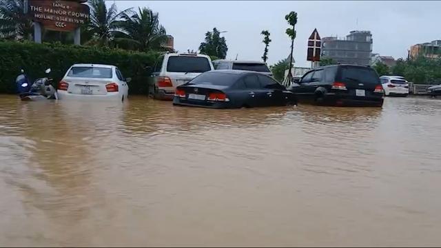 Hàng trăm xe ô tô ở Huế chìm trong lũ, dịch vụ cứu hộ quá tải 