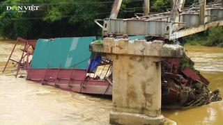 Cận cảnh chiếc tàu mắc bị kẹt tại cầu Tô Mậu cũ