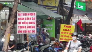 Hà Nội: Người đi bộ ngán ngẩm khi hàng loạt biển quảng cáo "cướp" vỉa hè
